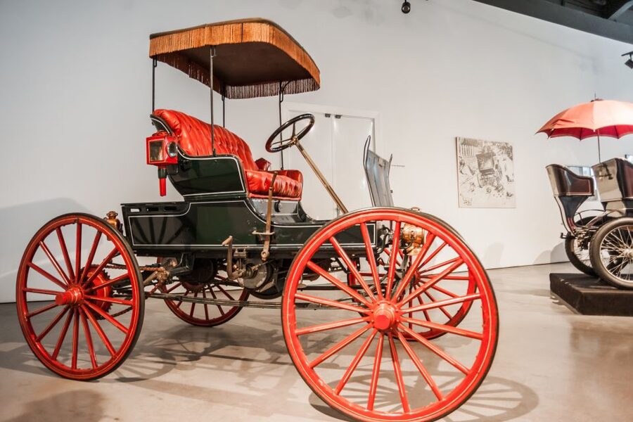 Málaga: Museo del Automóvil y la Moda Ticket - Popular cars that bring the collection back to earth