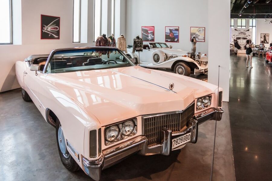 Málaga: Museo del Automóvil y la Moda Ticket - Fashion, virtual displays, and artwork beside the cars