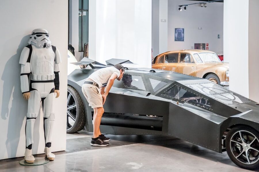 Málaga: Museo del Automóvil y la Moda Ticket - Sunday at 12:30: hearing the old engines run