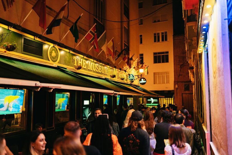 Malaga: Pubs and Clubs Crawl - The first local bar gives you time to talk