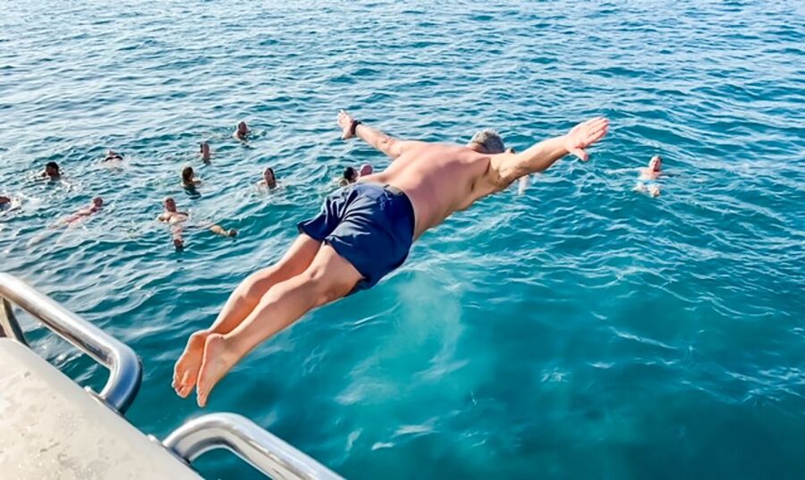 Málaga: Scenic Catamaran Cruise - One hour across Málaga Bay