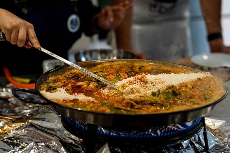Málaga: Spanish Cooking Workshop with Paella and Sangria - Who should book this experience