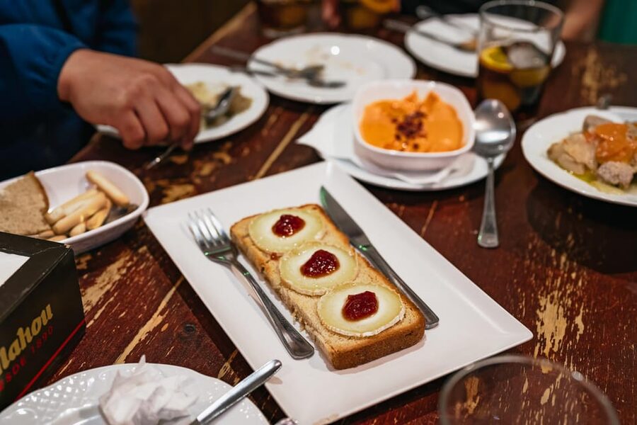 Málaga: Traditional Andalusian Tapas and Wine Tour - The one-hour restaurant stop and the serious tapas