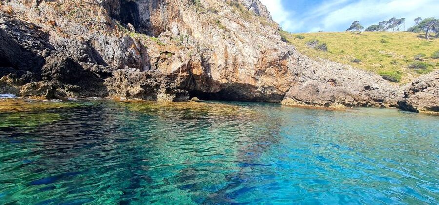Mallorca Alcudia: Jack Sparrow Cave Jet Ski Tour - Guides, language, and the small-group setup