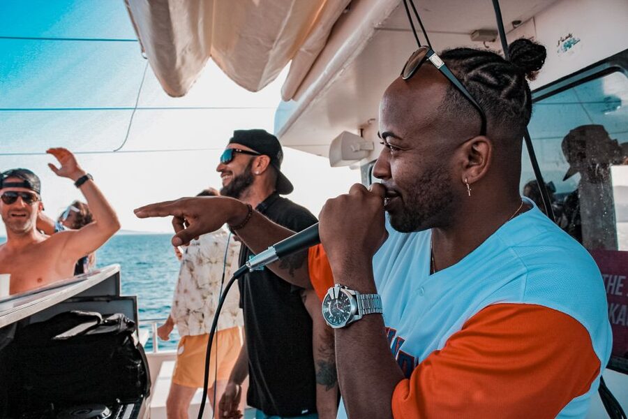 Mallorca: Boat Party with DJ, Buffet and Entertainment - Leaving Palma Marina with the cathedral in view