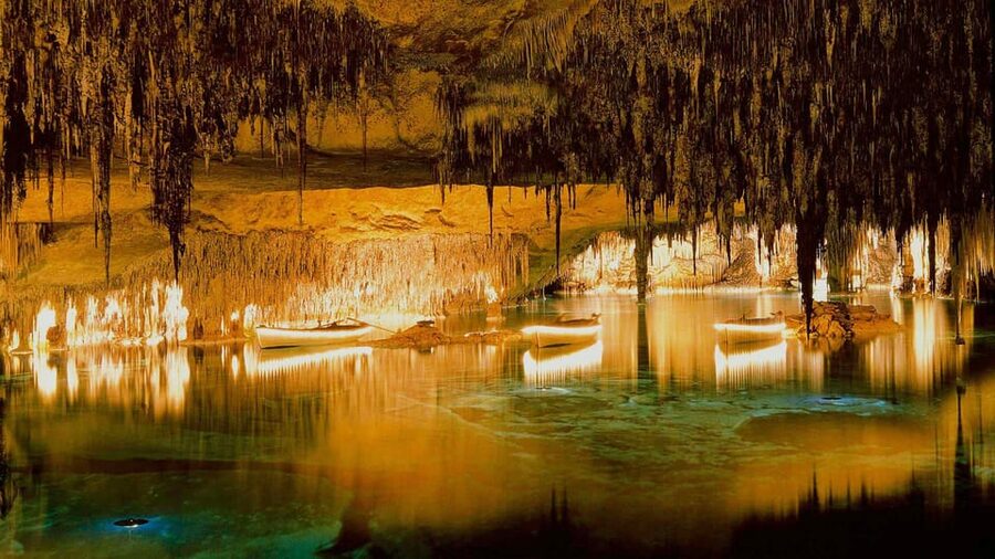 Mallorca: Drach and Hams Caves, and Porto Cristo Day Tour - Drach Caves and the Lake Martel concert