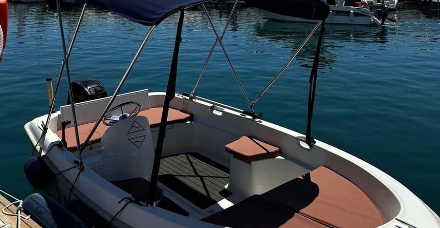Marbella: Puerto Banús Boat Rental with No License Needed - Taking the helm from Puerto Banús