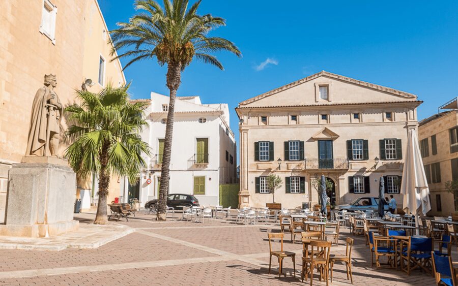 Menorca: Mahon Guided Walking Tour with History & Tastings - Ensaimada at Horno Santo Cristo