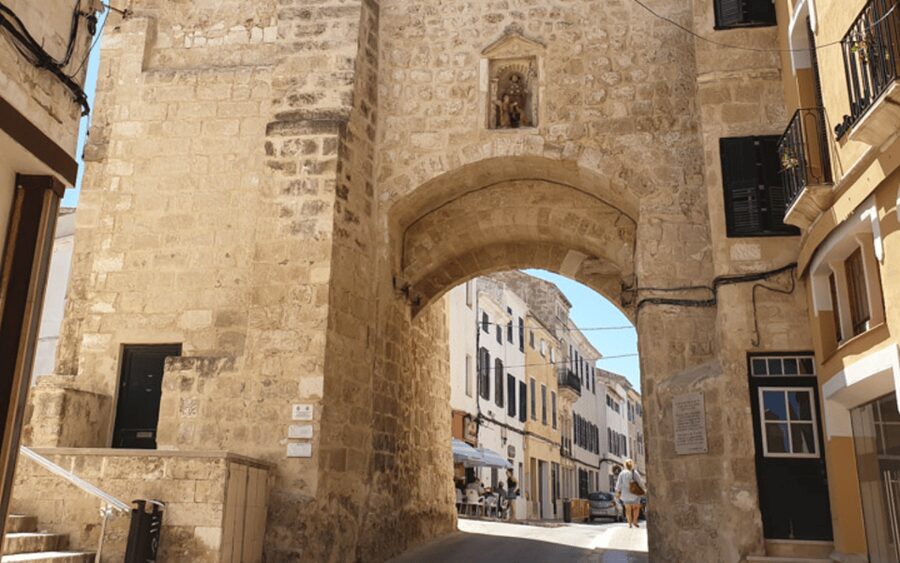 Menorca: Mahon Guided Walking Tour with History & Tastings - Avarcas and the Xoriguer gin finish