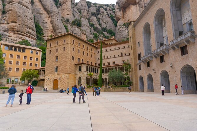 Montserrat: Cog-Wheel, Basilica, Black Madonna & Licor Tasting - Leaving Estació de França at 8:00 in the morning