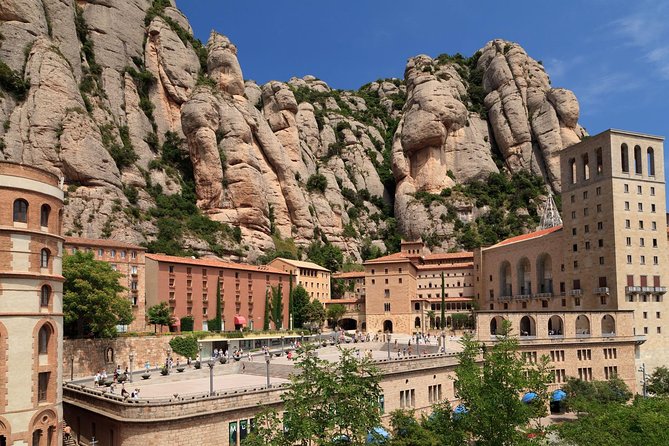Montserrat: Cog-Wheel, Basilica, Black Madonna & Licor Tasting - The audiovisual room and the difficult free-time choice