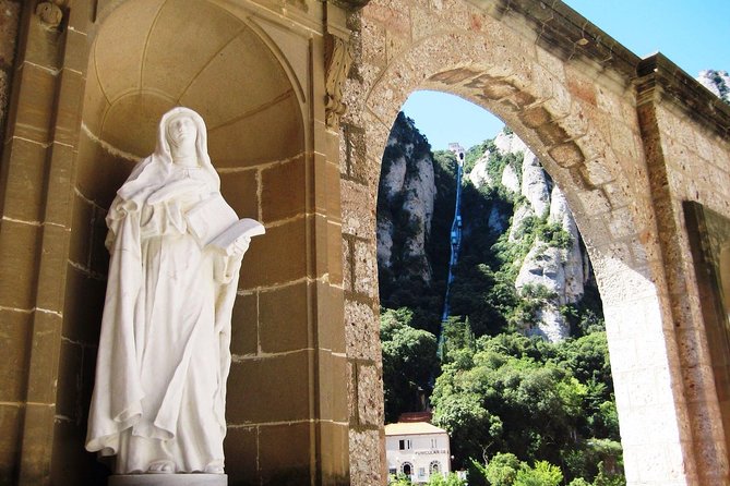Montserrat: Cog-Wheel, Basilica, Black Madonna & Licor Tasting - The 15-minute Cremallera rack railway ride