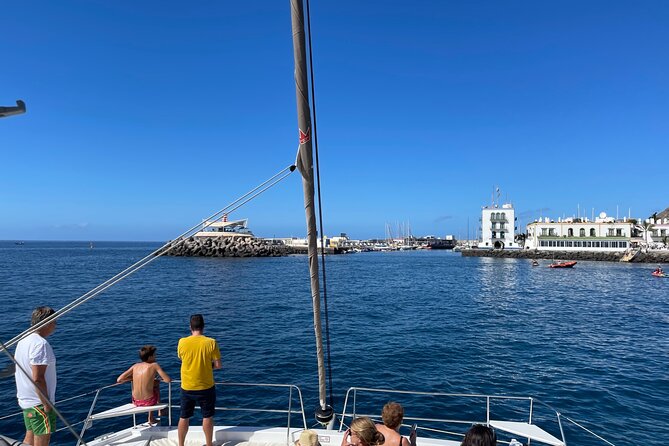 Morning cruise - The second stop combines lunch and more sea time