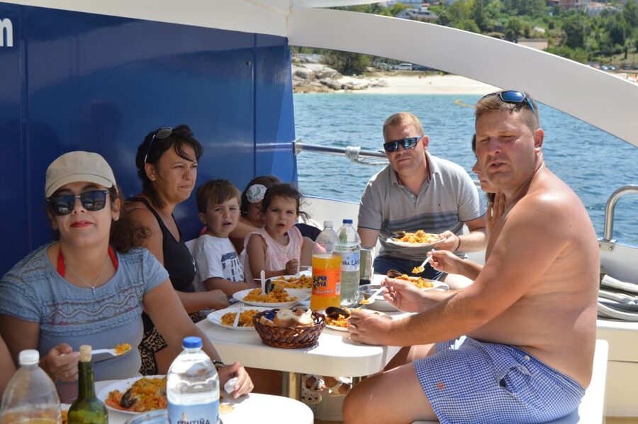 O Grove: Ría de Arousa Catamaran Tour with Seafood Lunch - What the Entertainment Adds