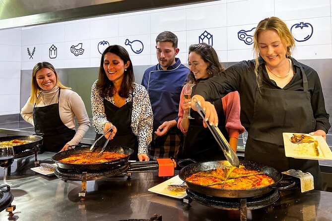 Paella Cooking Class, Wine Tasting & Central Market in Valencia - The teaching style and group atmosphere