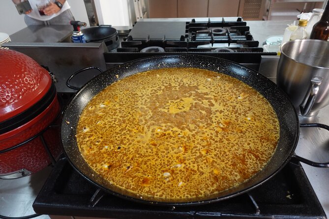 Paella & Sangria Class with Tapas and Market Visit - What the guides add to the class