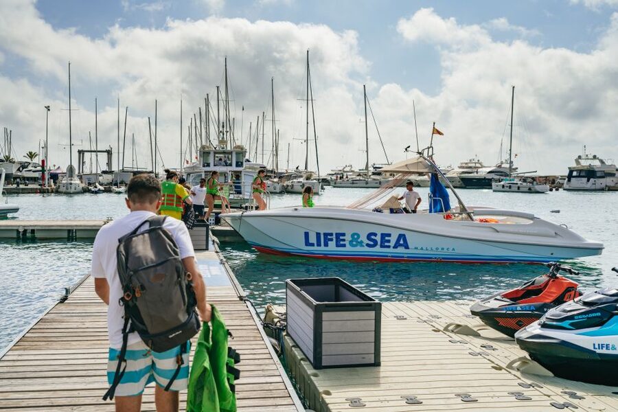 Palma Bay: Parasailing Experience - The launch, flight, and return