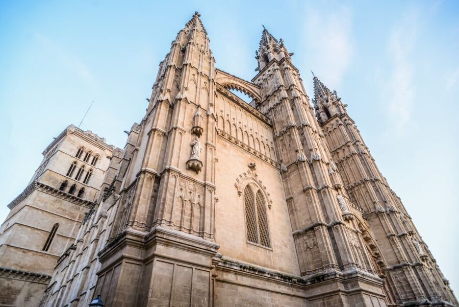 Palma: Cathedral of Mallorca Skip-the-Line Entry Ticket - What you see inside the three-nave cathedral