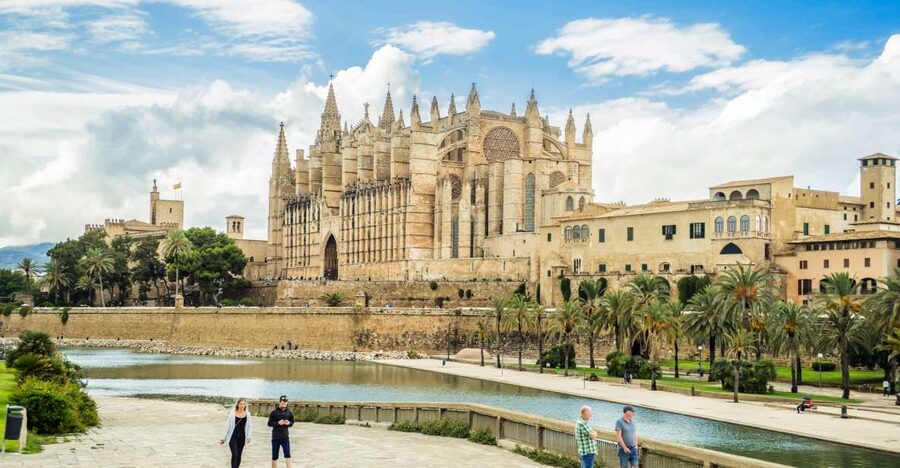Palma: Cathedral of Mallorca Skip-the-Line Entry Ticket - Getting through the entrance with a phone ticket
