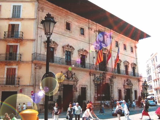Palma de Mallorca: Guided Tour of the Old Town - Patios, palaces, and the pleasure of looking up