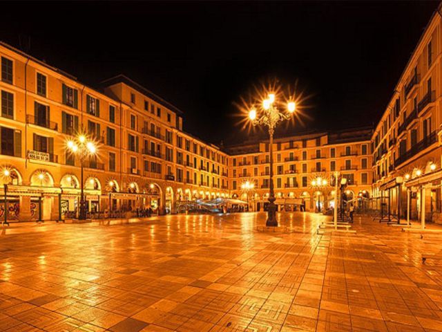 Palma de Mallorca: Old Town Atmospheric Evening Tour - Almudaina Palace and the city’s royal story