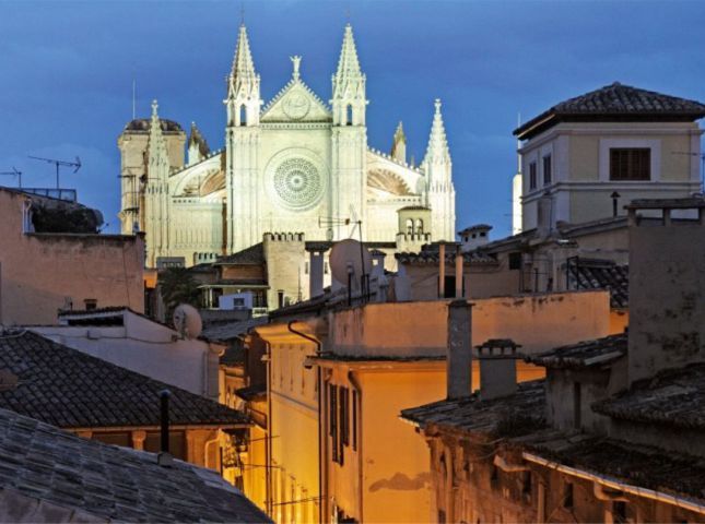 Palma de Mallorca: Old Town Atmospheric Evening Tour - Es Baluard and the old defensive edge