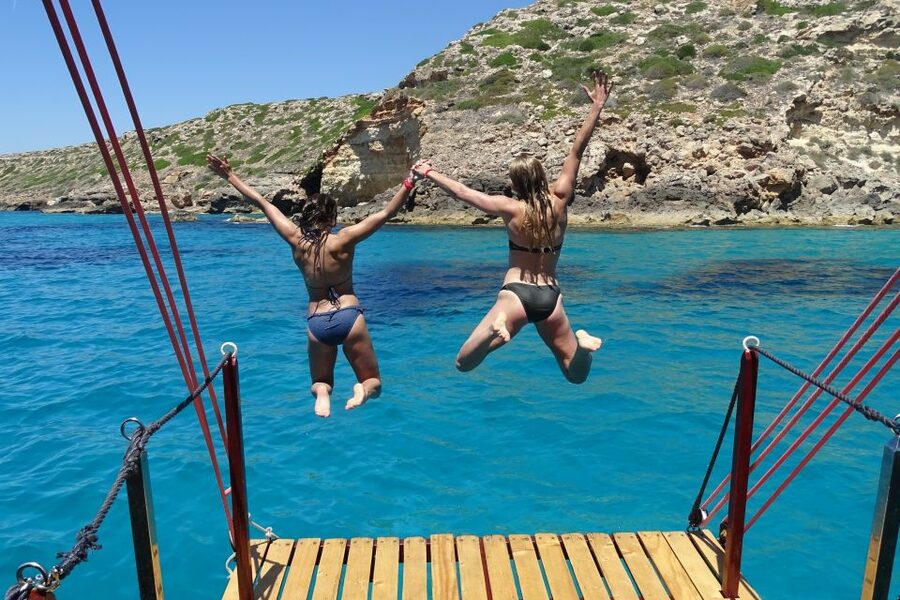 Palma de Mallorca: Palma Bay Boat Tour with Snorkeling - Pizza, drinks, and the lunch break