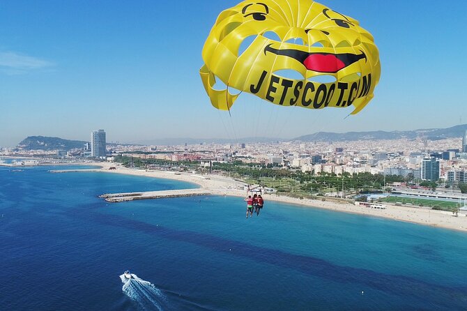 Parasailing Tour en Barcelona - The Barceloneta stop and the boat ride