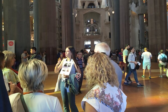 Park Guell and Sagrada Familia Tour in Barcelona - Exploring Park Güell’s mosaics and stonework
