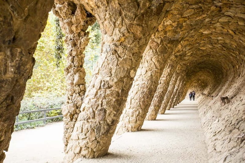 Park Güell: Guided Tour with Optional Gaudí Experience Entry - Columns, Colonnades, and Gaudí’s Engineering