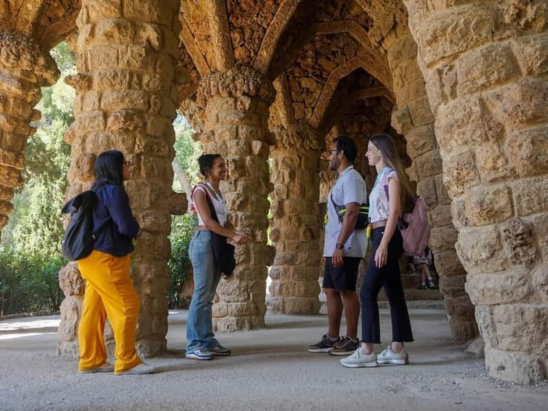 Park Güell: Guided Tour with Optional Gaudí Experience Entry - Languages and Group Communication