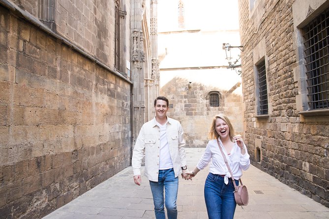 Photoshoot tour in Barcelona Secret Corners - Pont del Bisbe and Plaça d’Isidre Nonell