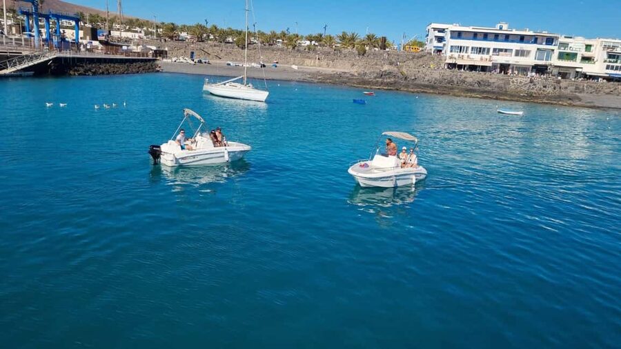 Playa Papagayo: Self-Drive Boat Rental - The safety side of a self-drive boat