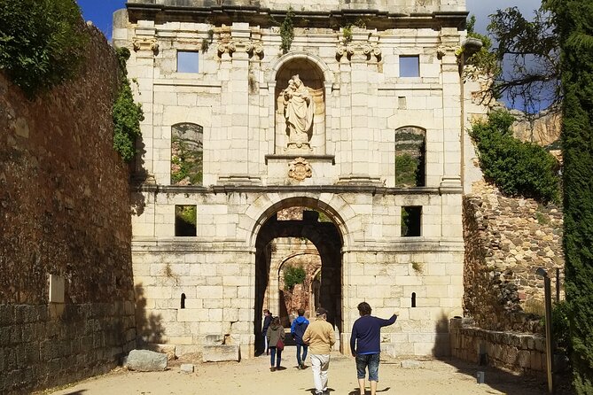 Priorat tour to 3 small wineries and hotel pick-up - What the three-stop plan does well