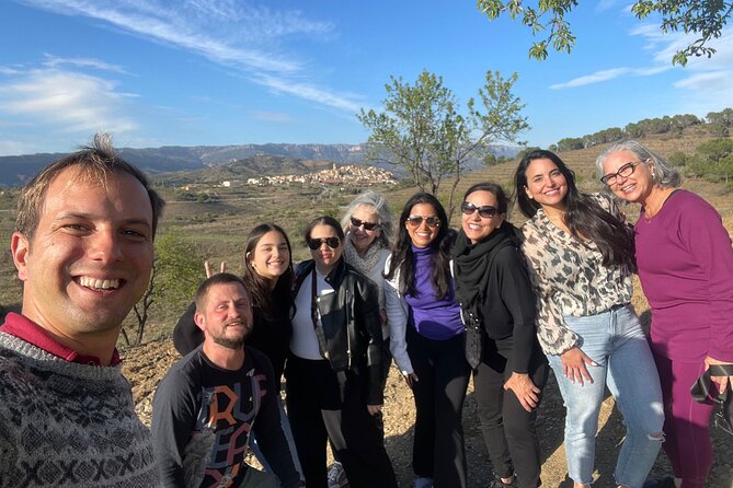 Priorat tour to 3 small wineries and hotel pick-up - A small group with a guide who adds context