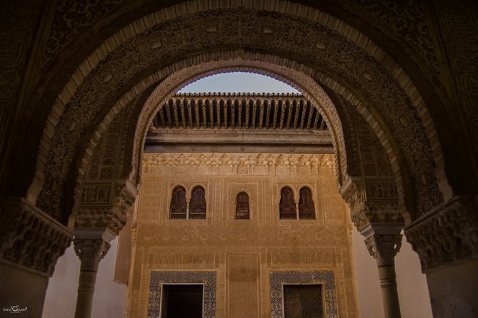 Private Tour to The Alhambra with Nasrid Palaces in Granada - The Alhambra: a city behind the walls