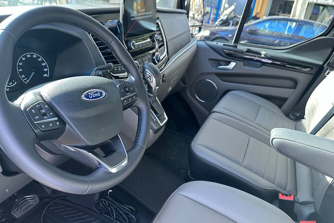 Private Transfer from Barcelona Airport to Barcelona City - Driver service and communication