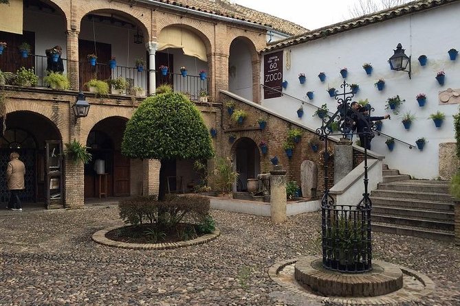 Private Visit Mosque-Cathedral, Jewish quarter, Alcazar and Synagogue - Guides who shape the experience