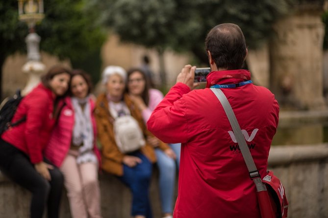 Private Visit Mosque-Cathedral, Jewish quarter, Alcazar and Synagogue - Calleja de las Flores and the old-town photo stop