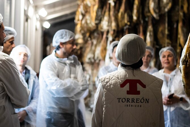 Private visit to a ham factory with show cooking in Salamanca - Why the private format matters