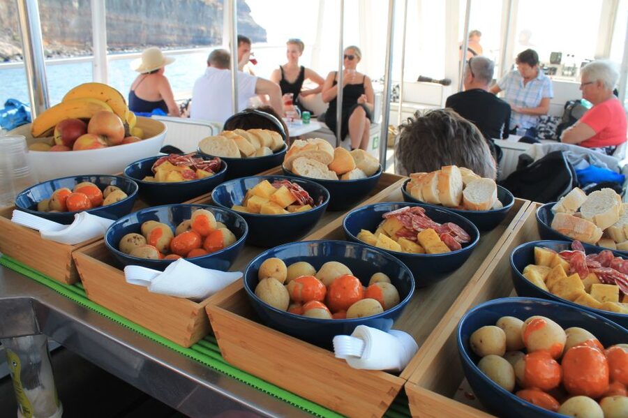 Puerto de Mogan: Boat and Snorkeling Trip - Local lunch after the swim