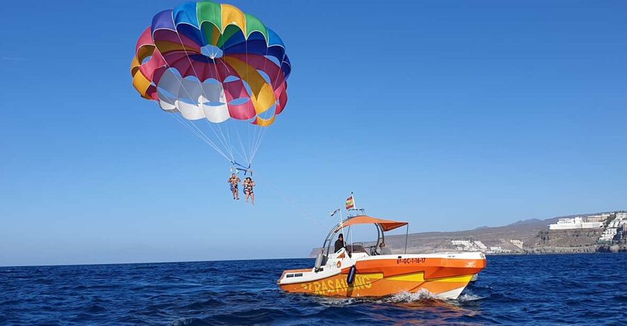 Puerto Rico de Gran Canaria : Parasailing - Finding the yellow flag at the marina