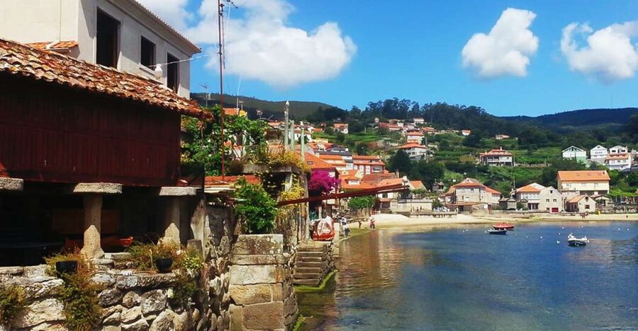 Rías Baixas: Guided Day Tour from Santiago with Boat Ride - Combarro and the architecture of everyday Galicia
