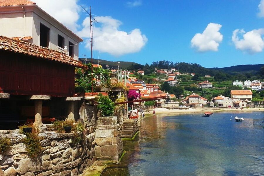 Rías Baixas: Guided Day Tour from Santiago with Boat Ride - Pontevedra old town, 95 minutes among Galician stone
