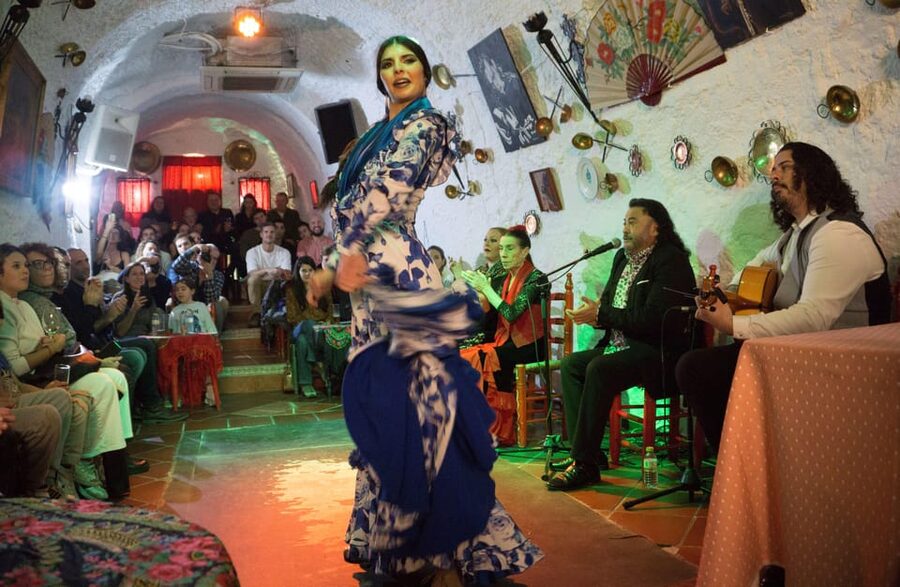 Sacromonte: Flamenco Show at Cuevas Los Tarantos Tickets - Drinks, Dinner, and What the Ticket Covers