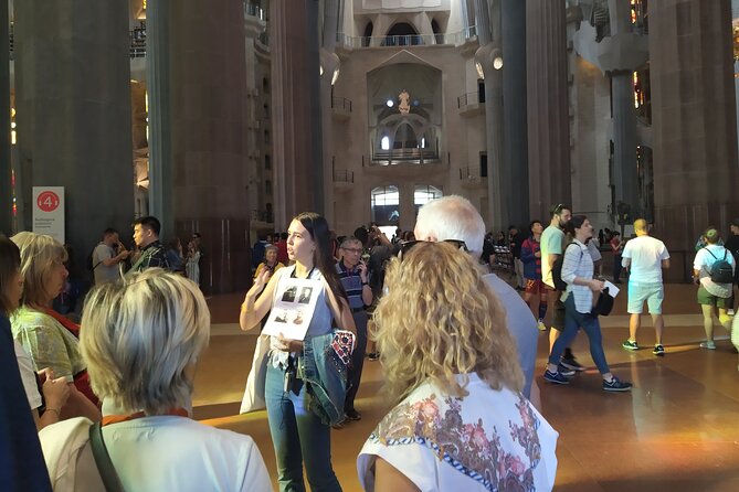 Sagrada Familia English Guided Tour & Optional Tower Access - Outside first, then into Gaudí’s basilica