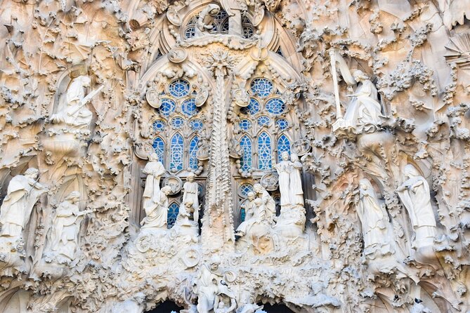 Sagrada Familia Fast Track Guided Tour with Towers Access - Dress and entry rules matter