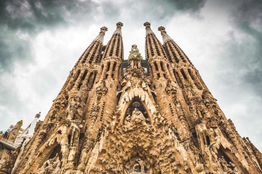 Sagrada Familia & Gaudi Guided Tour Private or Small Groups - The metro ride to Sagrada Familia