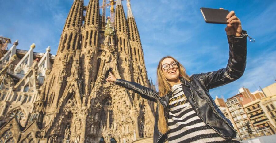 Sagrada Familia & Gaudi Guided Tour Private or Small Groups - Gothic Quarter stories and Els Quatre Gats