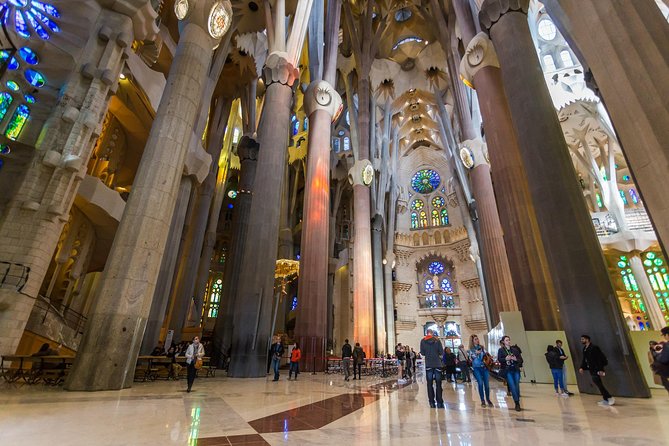 Sagrada Familia Guided Tour with Skip The Line Access - Standard group or small-group upgrade?